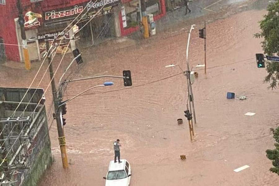 Temporal provoca alagamentos em vários pontos na cidade de Taboão da Serra nesta quarta-feira