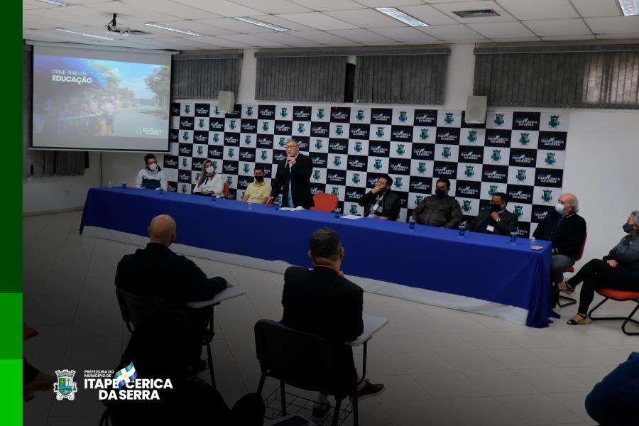 Em coletiva de imprensa, prefeito apresenta projetos e faz balanço da gestão