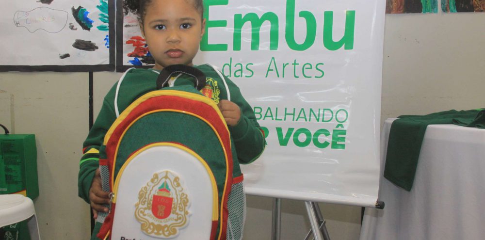 Prefeitura realizou entrega de kits escolares