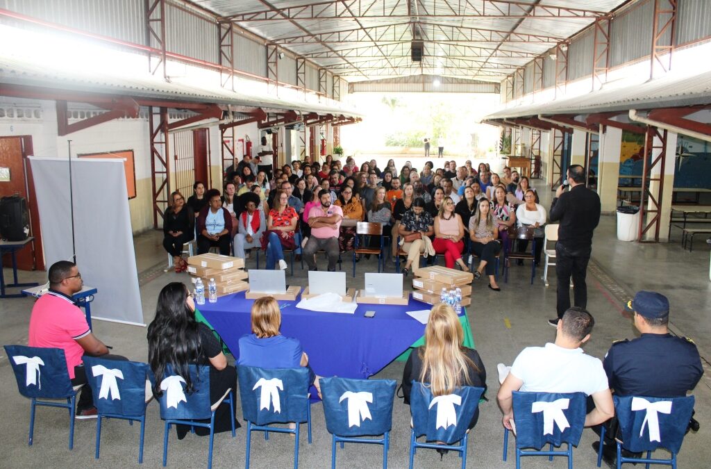 Prefeitura realiza entrega de equipamentos aos professores da Rede Municipal