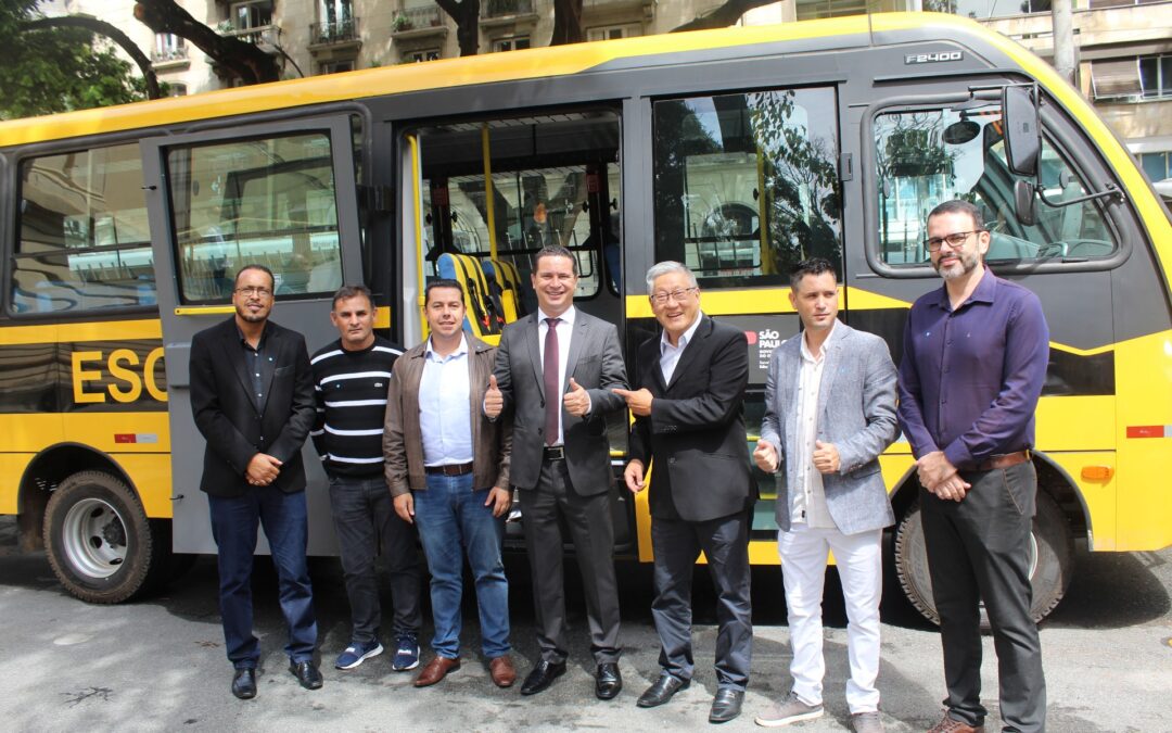 Deputado estadual Dr. Eduardo Nóbrega viabiliza ônibus escolar para Itapecerica da Serra