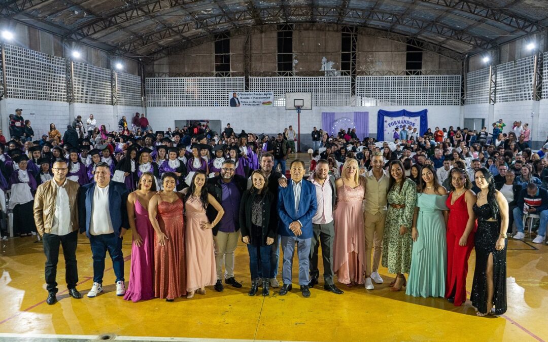 Prefeito Aprígio, Deputada Federal Renata Abreu e vereador Sandro Ayres participam de formatura da ABOA