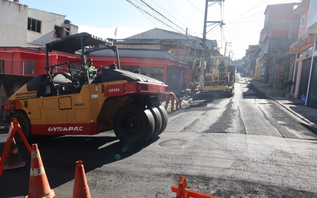 Rua Itu no Jardim Três Marias em Taboão da Serra recebe novo asfalto