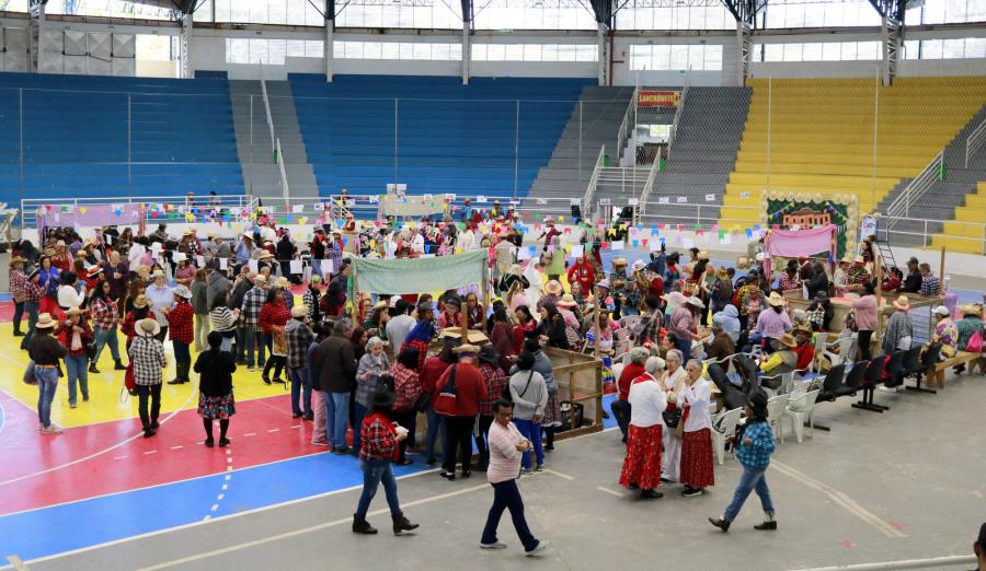 Integrantes do Projeto 60+ participam de Festa Junina no Ginásio de Esportes