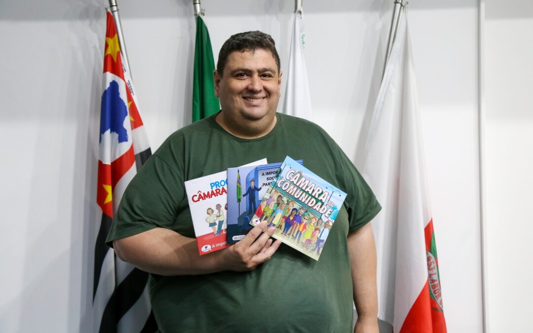 Câmara Municipal promove palestra e lança livros sobre o funcionamento do legislativo