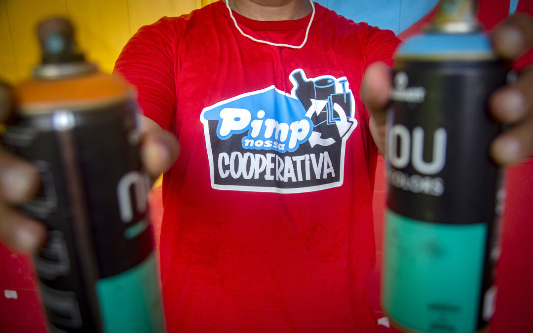 Pimp Nossa Cooperativa faz mutirão artístico em cooperativa de materiais recicláveis de Taboão da Serra