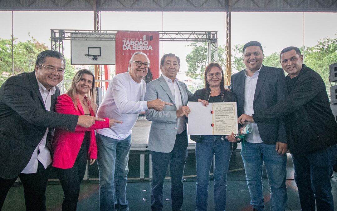 Governo Aprígio entrega mais de 50 Títulos de Propriedade para moradores de Taboão da Serra