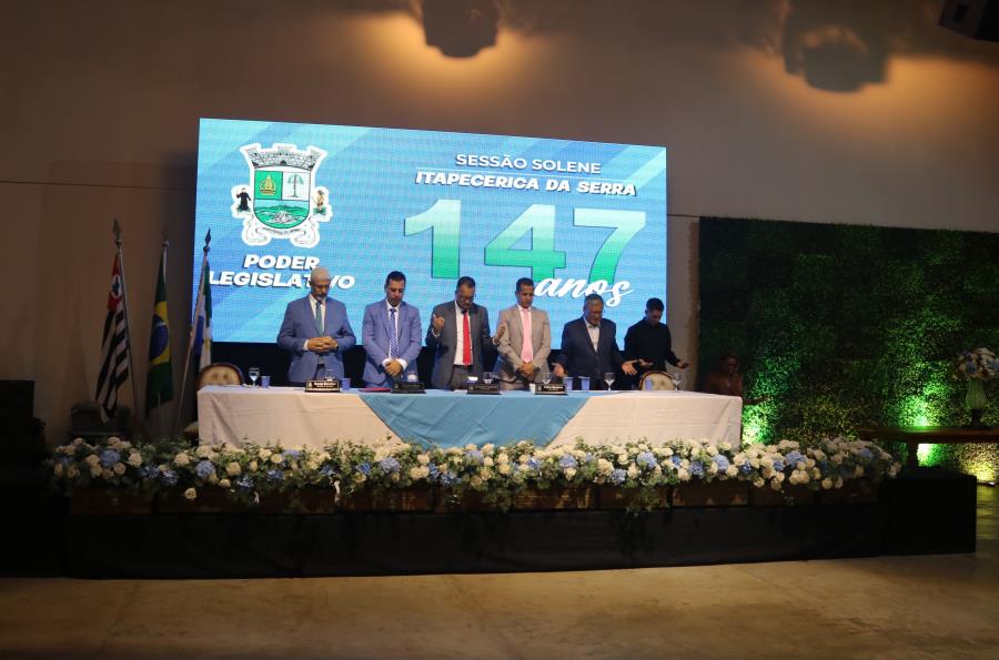 Câmara Municipal realiza Sessão Solene em comemoração ao aniversário da cidade e entrega honrarias