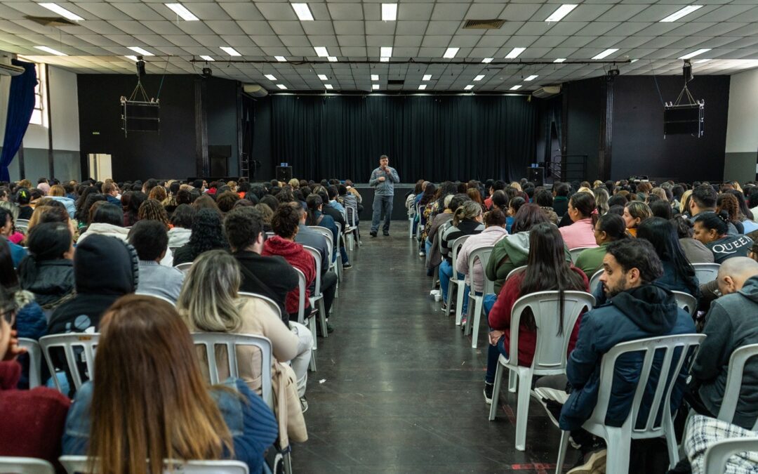 Quadro de Apoio Escolar da Prefeitura de Taboão da Serra recebe capacitação sobre primeiros socorros