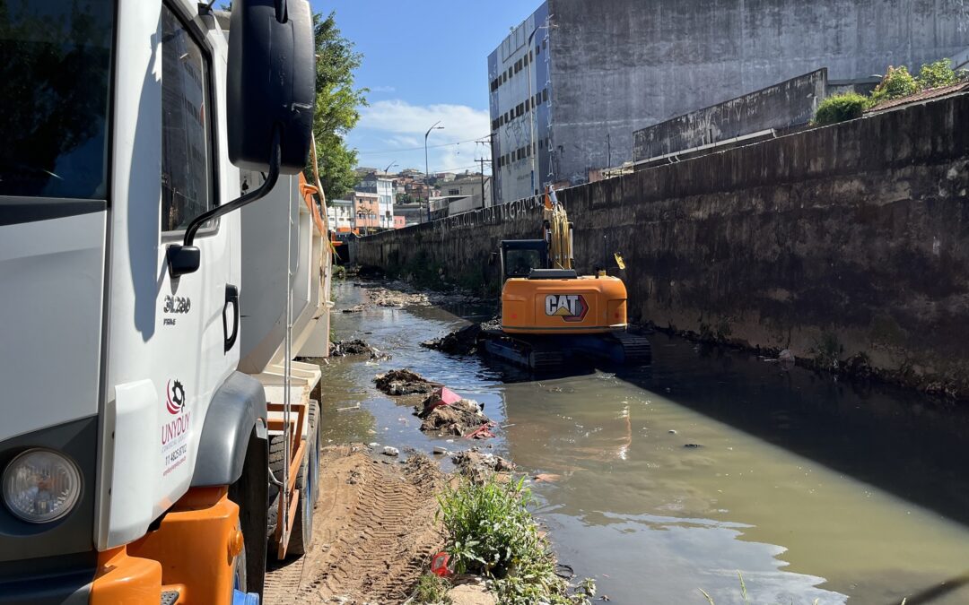 Prefeitura de Taboão da Serra intensifica limpeza nos córregos do município