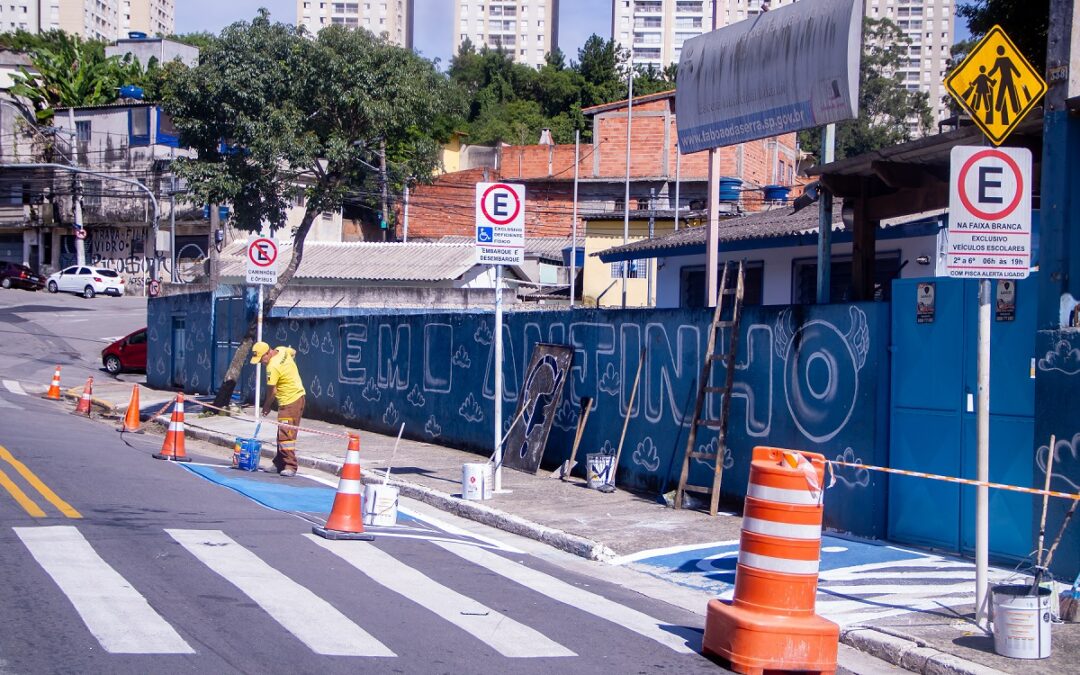 Taboão da Serra reforça sinalização viária em áreas de escolas