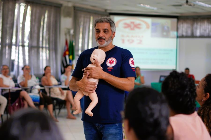Cuidadores e inspetores de alunos recebem treinamento em primeiros-socorros