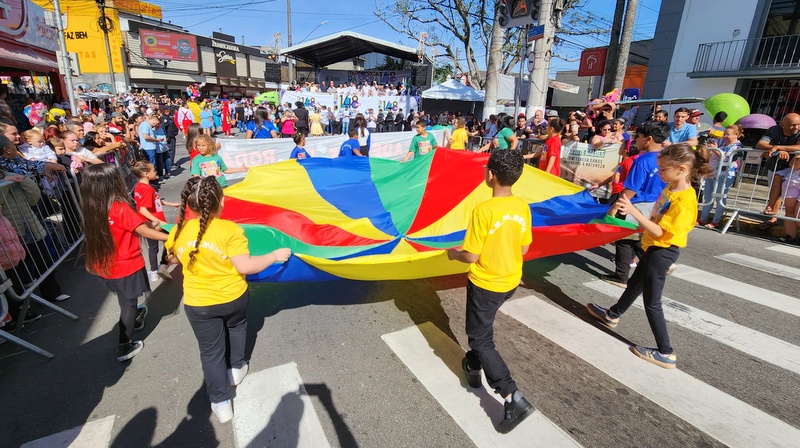 Desfile Cívico emociona público no centro de Itapecerica da Serra