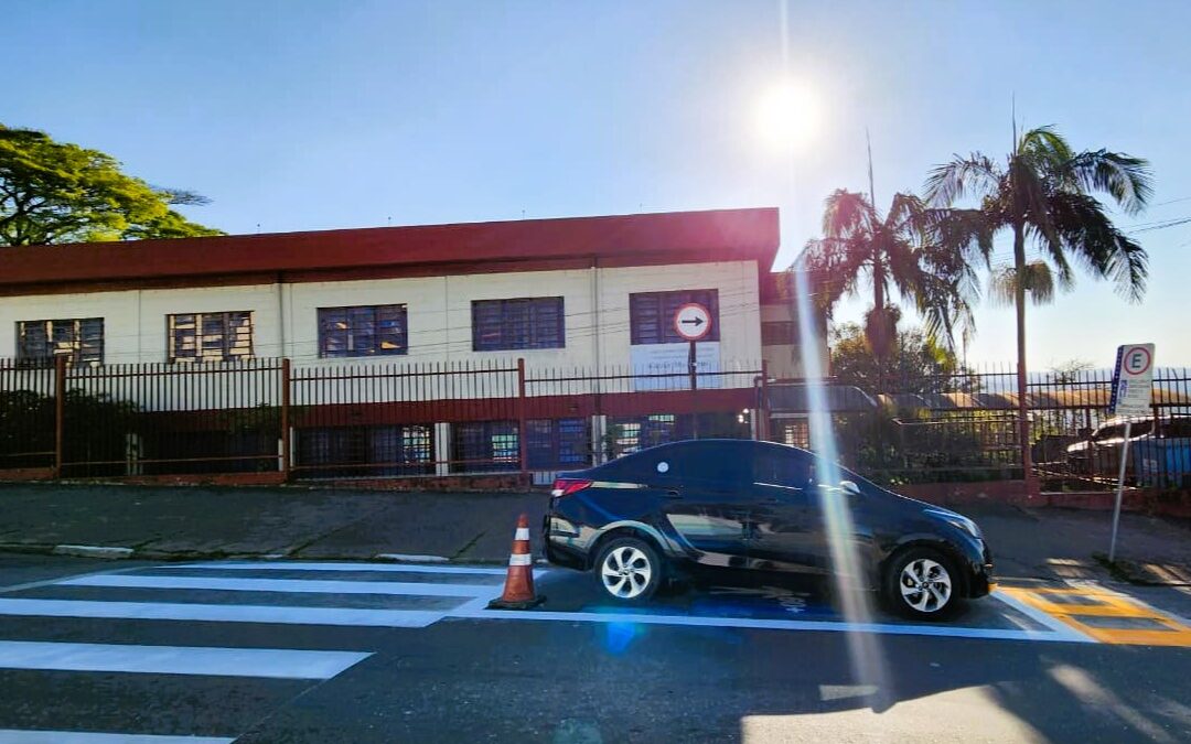 Prefeitura realiza manutenção de sinalização em frente às escolas para promover mais segurança no retorno às aulas