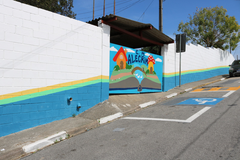 Prefeitura reforça identidade visual das escolas com pintura externa e novas placas de identificação