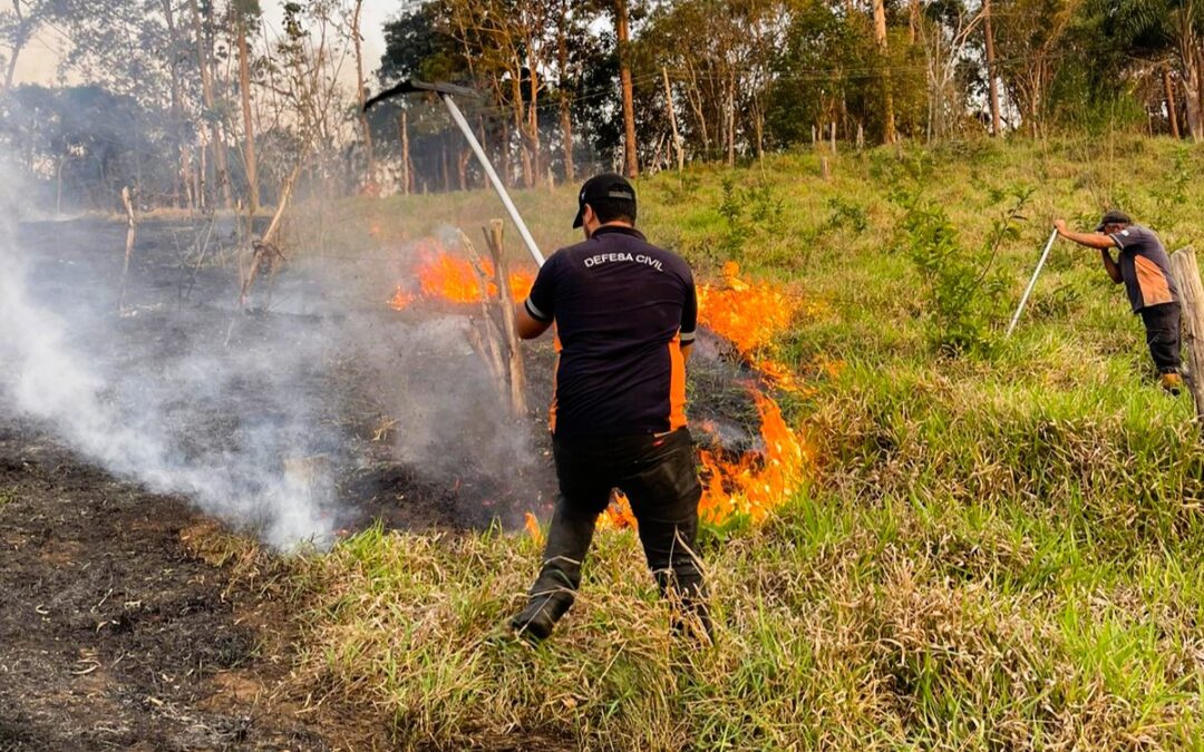 Defesa Civil de Itapecerica da Serra combate incêndios em diversos pontos da cidade