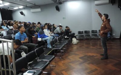 Alunos assistem ao filme Guardiões da Floresta em ação de educação ambiental