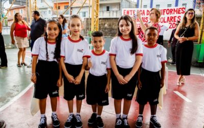 Prefeitura realiza entrega de kits de uniforme e material escolar no começo do ano letivo