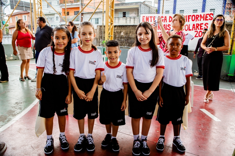 Prefeitura realiza entrega de kits de uniforme e material escolar no começo do ano letivo