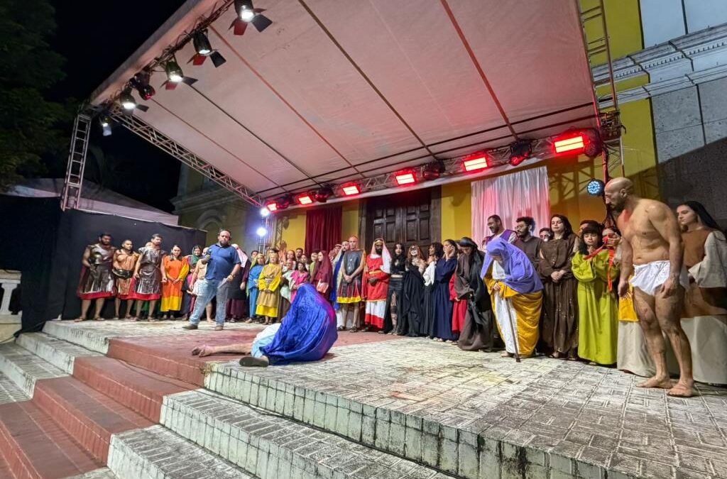 Encenação da Paixão de Cristo reúne mais de duas mil pessoas em Itapecerica da Serra