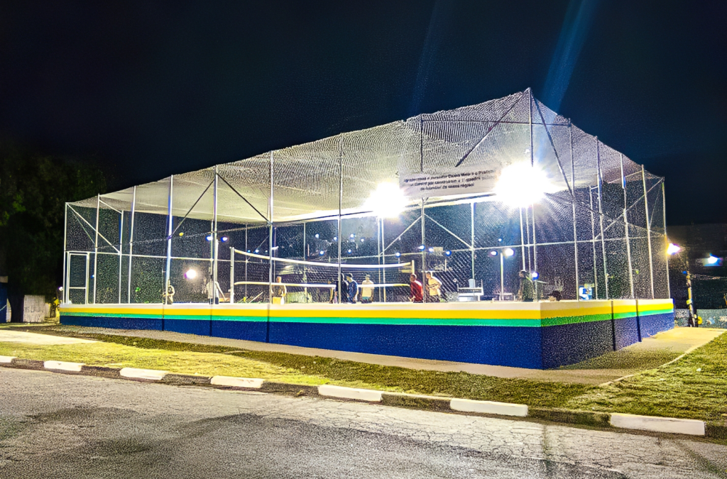 Prefeitura inaugura nova quadra de areia no Parque Paraíso