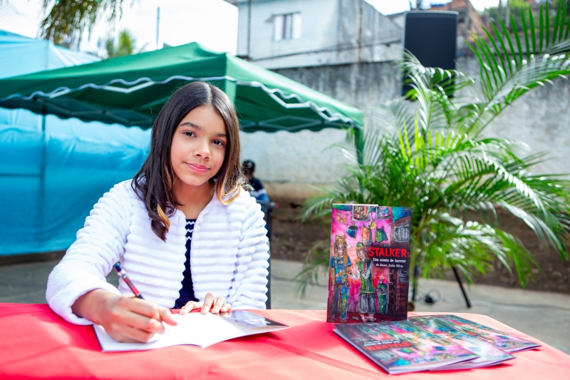 Aluna da EMEB Maria José Luizetto Buscarini lança livro após vencer concurso de Poesia Periférica