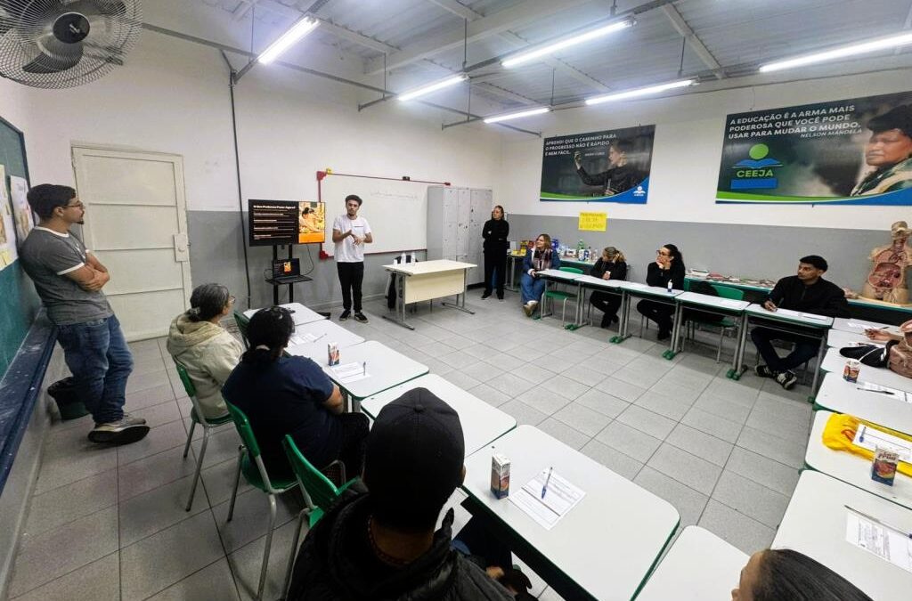 Secretaria de Planejamento e Meio Ambiente promove palestra sobre crise climática e plantio de árvores nativas com alunos do CEEJA – Escola Joaquim Fernando Paes