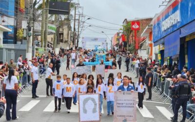 Desfile comemora 149 anos da cidade com emoção e valorização da história local
