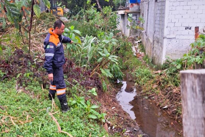 Secretarias de Defesa Civil e Serviços Urbanos realizam ação de desassoreamento no bairro da Lagoa