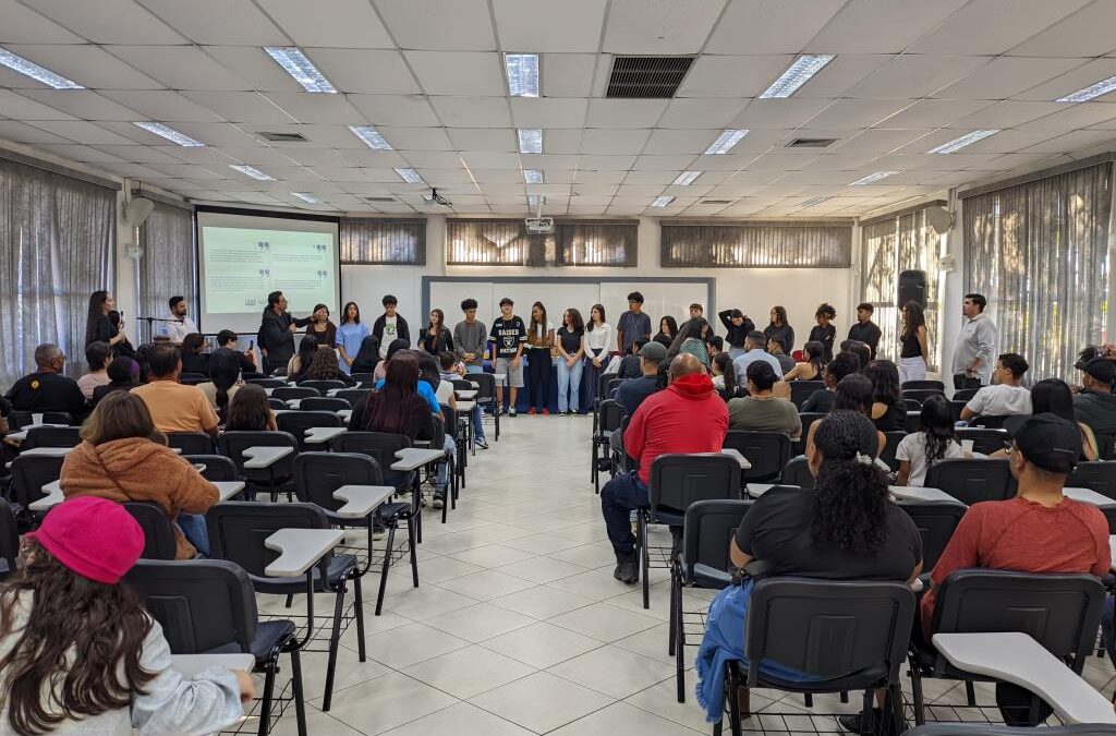 Prefeitura de Itapecerica da Serra forma 400 alunos em curso de Língua Inglesa para adolescentes