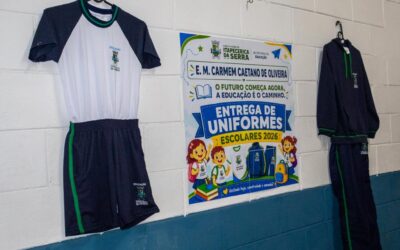 Prefeitura entrega uniformes escolares para alunos da Rede Municipal de Ensino