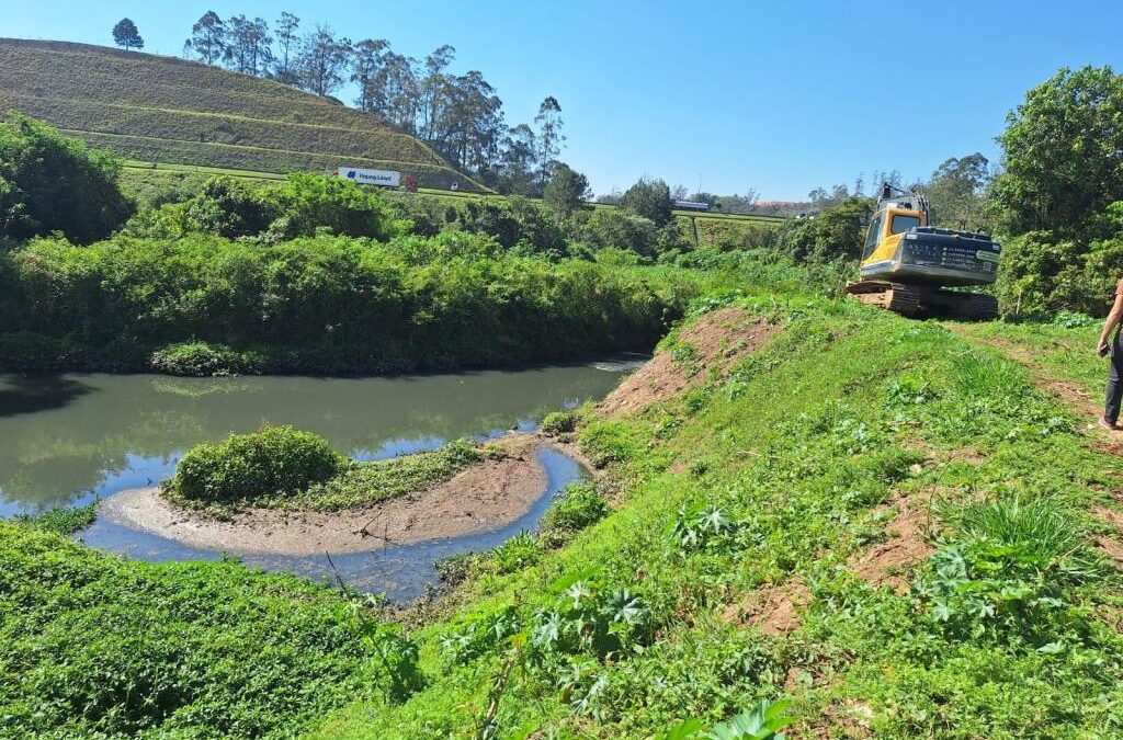 Desassoreamento avança no Jardim Branca Flor e reforça prevenção contra alagamentos