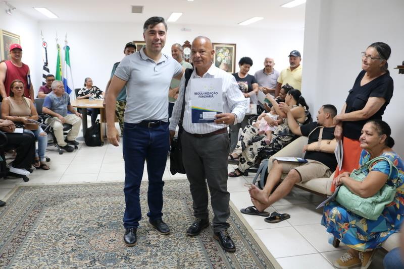 Prefeitura entrega 64 escrituras e amplia regularização fundiária pelo Programa Lote Seguro