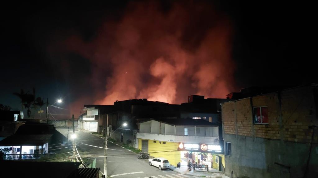 Defesa Civil atua no combate a incêndio em conjunto com o Corpo de Bombeiros no Santa Júlia
